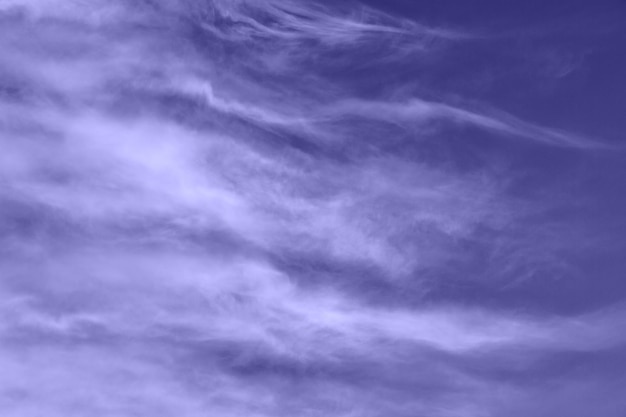 Violette lucht met verenwolken. zeer peri kleur, abstracte achtergrond. kleur van het jaar 2022