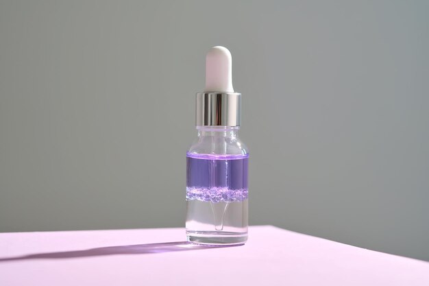 Violette tweefactor serum met druppel en flacons