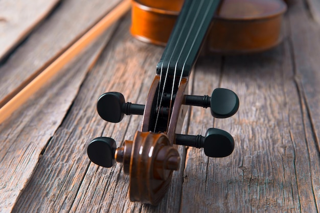 木製の背景に分離されたヴァイオリン