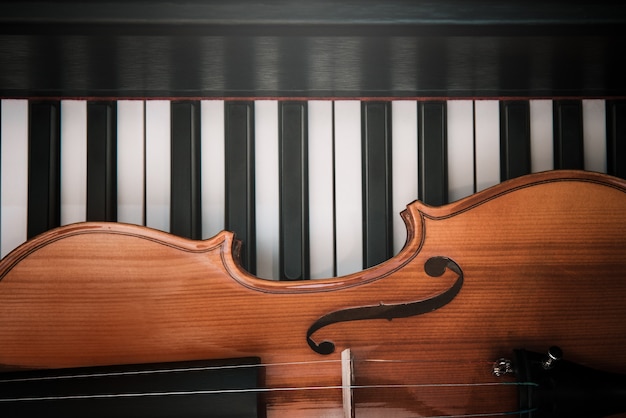 Foto violino e pianoforte. musica classica.