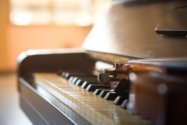 Violino sul primo piano dei tasti del pianoforte