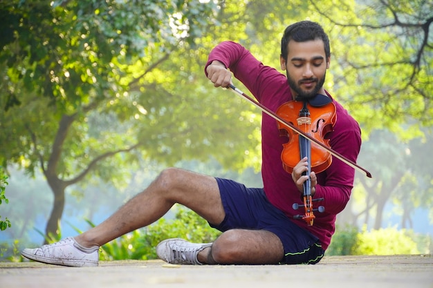 写真 バイオリン奏者のイメージ音楽と楽音のコンセプト。男のミュージシャンの画像