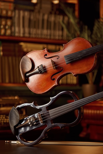 Foto violino in stile retrò e viola elettrica moderna, nessuno