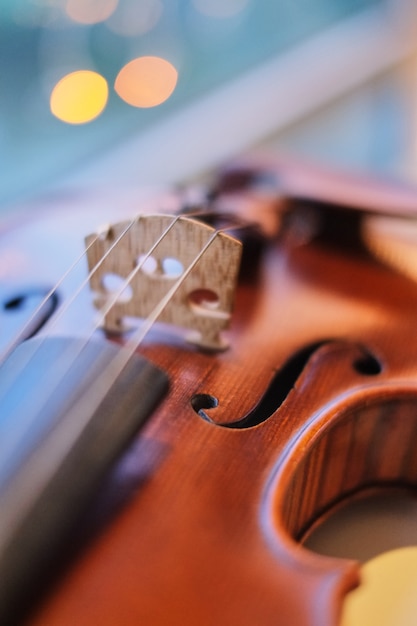 Photo violin with blurred perspective light blue bokeh background