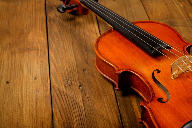 木材の背景のヴァイオリン