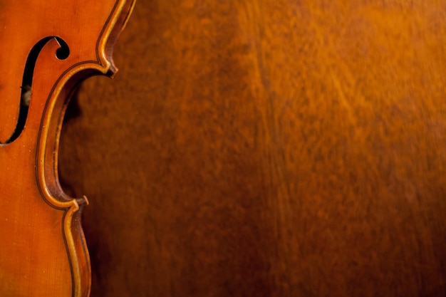 Violino su fondo in legno violino e arco su un tavolo di legno scuro dettaglio del vecchio violino