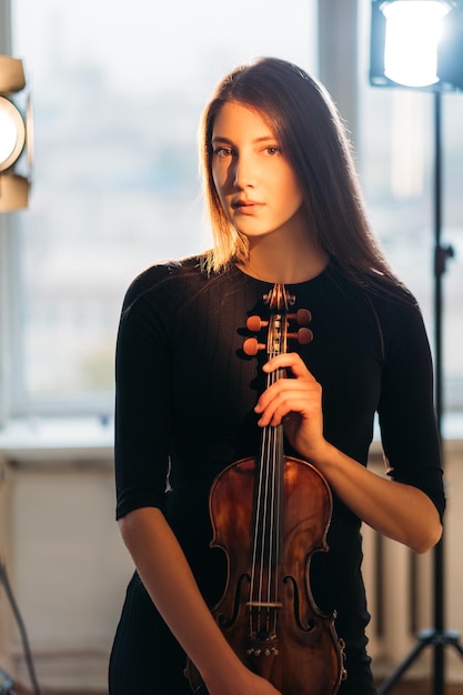 Foto violinista donna artista professionista fucilazione in studio