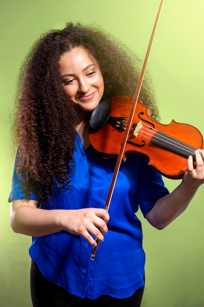 Violist afro meisje geniet met haar viool tijdens het concert