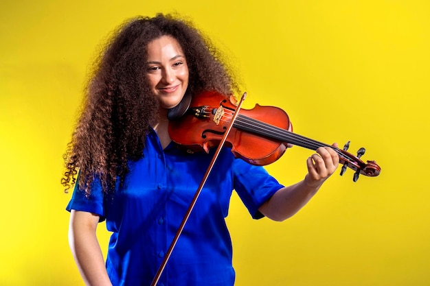 Violist afro Oekraïens meisje geniet met haar viool tijdens het concert