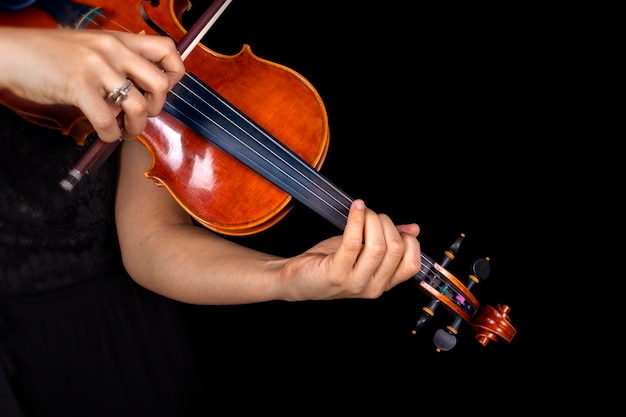 Violist die viool speelt op donkere achtergrond