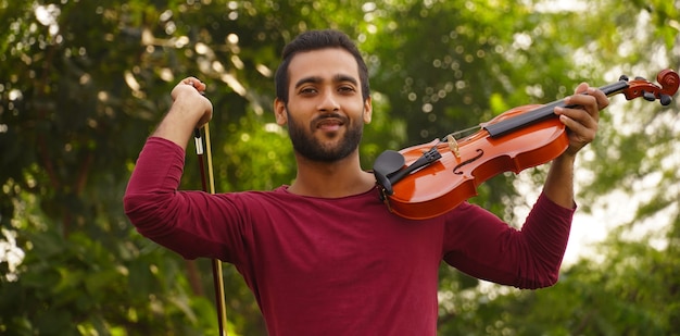 Vioolspelerbeelden Muziek en muzikaal toonconcept. afbeeldingen van man muzikant