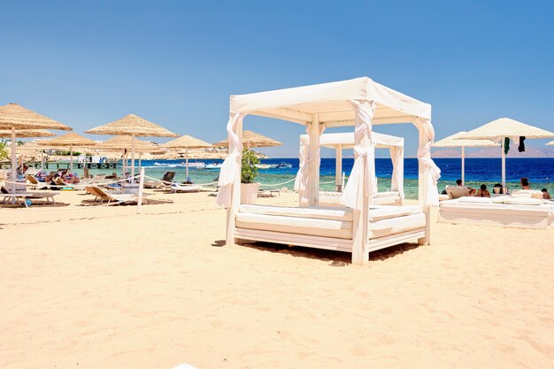 Vip lounge chair op het strand voor een ontspannen vakantie op de achtergrond van de zee.