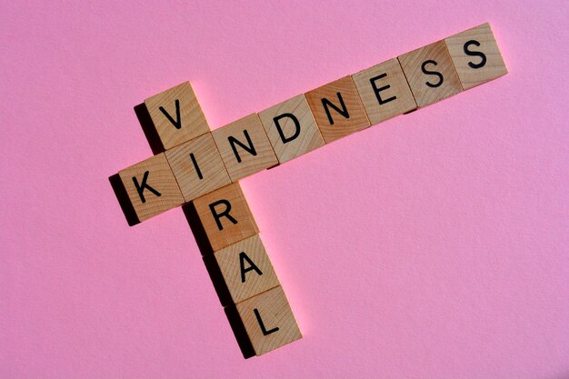 Foto viral_kindness_crossword_on_pink_concept_of_bein