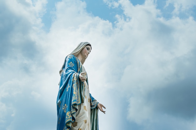 La statua della vergine maria