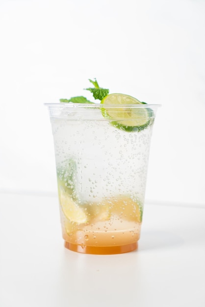 Photo virgin mojito with lime in glass