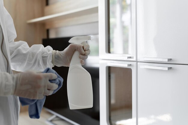 Foto virologi, persone in tute protettive effettuano la disinfezione nell'appartamento. pulisci i mobili durante l'epidemia di coronavirus. covid19.