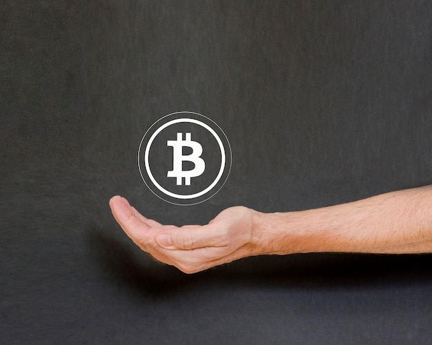 Moneta cripto virtuale bitcoin concetto in mano umana