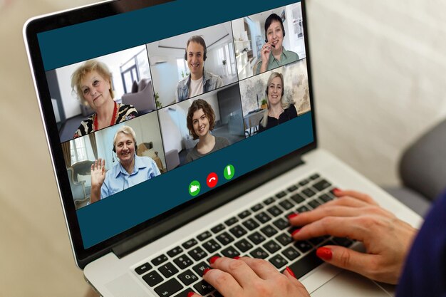 Foto incontro virtuale online. videoconferenza tramite computer portatile. incontro di lavoro in linea. sullo schermo del laptop, persone che si sono riunite in videoconferenza per lavorare on-line.