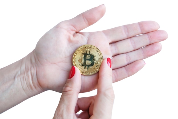 白い背景で隔離の赤い爪の指で仮想通貨の黄金のビットコインの女性の手