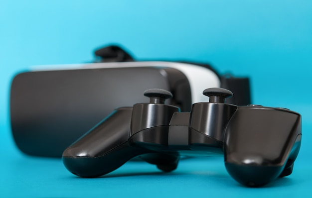 Virtual reality-bril en een joystick op een blauwe ondergrond