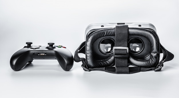 Virtual Reality-bril en gamepad Geïsoleerd.