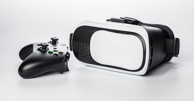 Virtual Reality-bril en gamepad Geïsoleerd.