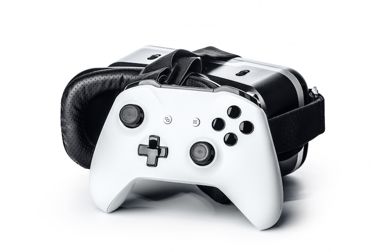 Foto virtual reality-bril en gamepad geïsoleerd.