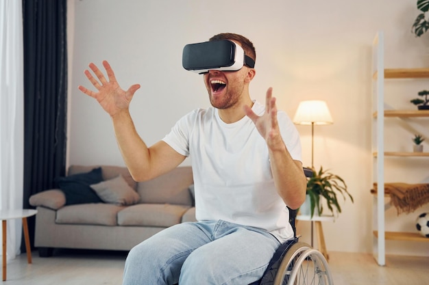 Virtual reality-bril Gehandicapte man in rolstoel is thuis