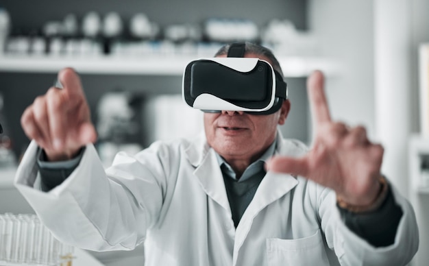 Virtual reality bril man en medisch met onderzoek futuristisch en wetenschapper met digitale ervaring Persoonsonderzoeker en arts met VR-bril gezondheidszorg metaverse en 3D-software in een laboratorium