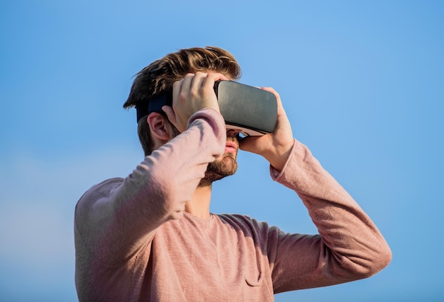 Virtual reality-bril Moderne technologie Digitale toekomst en innovatie Cyberspace Virtual reality Knappe man met draadloze VR-bril headset Game online Augmented reality Gamerconcept