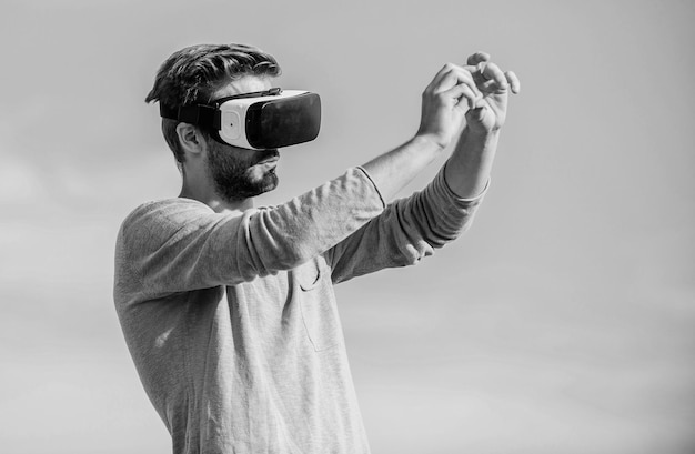 Virtual reality-bril Ontwerper of ingenieur 3D-objecten ontwerpen Educatief futuristisch programma Cyberspace Virtual reality Game online Man met draadloze VR-bril headset Augmented reality