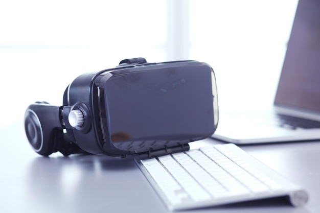 Virtual reality-bril op bureau met laptop zakelijke 3d-technologie