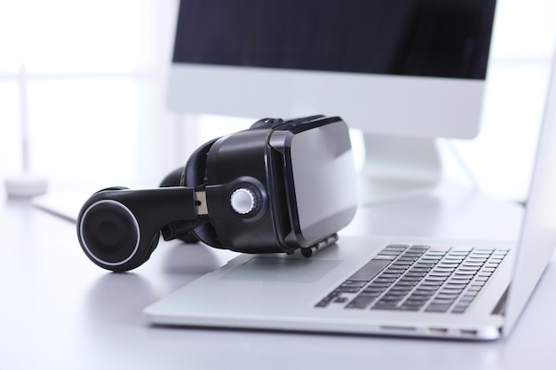 Virtual reality-bril op bureau met laptop zakelijke 3d-technologie