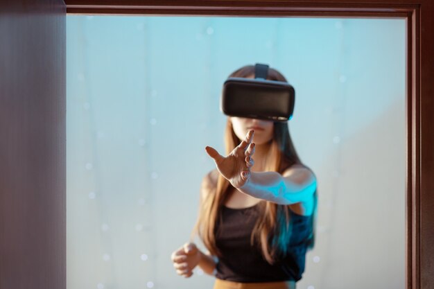 가상 현실과 가제트 및 비디오 게임의 디지털 세계. VR 헬멧에 여자입니다. 미래의 개념