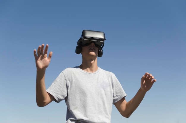 Esperienza di realtà virtuale giovane uomo che ha un momento divertente