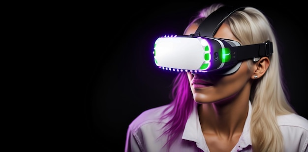 仮想現実のゲームとコピー スペースを持つ若い白人女性のための技術