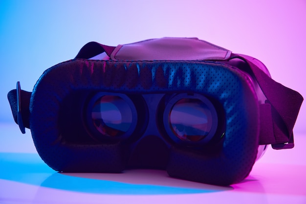 Очки виртуальной реальности на красочном фоне. Технологии будущего, концепция VR