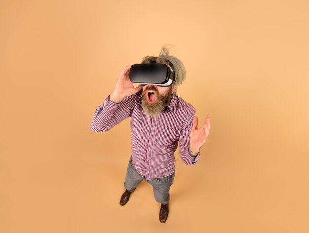 Photo virtual reality glasses scared man in virtual reality headset d goggles vr future technology concept