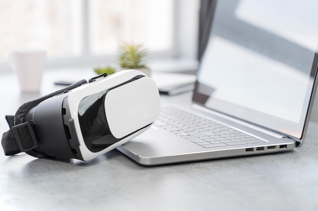 Foto virtual reality headset en laptop