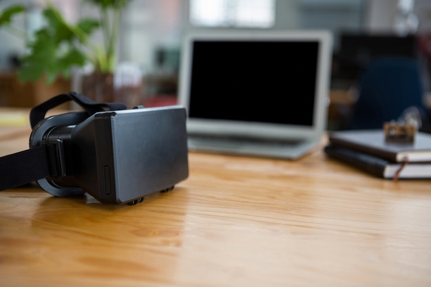 Virtual reality headset op tafel