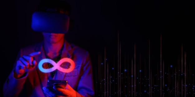 Символ бесконечности виртуальной реальности на фоне мужчины в очках VR