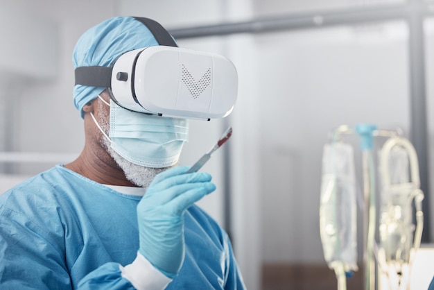 Virtual reality-medicus en arts met een operatiesimulatie in de operatiekamer in het ziekenhuis Vr-gezondheidszorg en mannelijke chirurg die de menselijke anatomie oefent en analyseert met een futuristisch apparaat