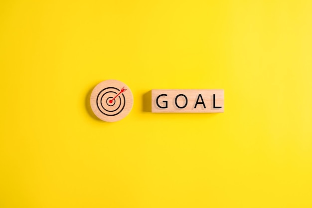 写真 バーチャル・ターゲット・ボード - 木製のブロックに掲げられた目標単語 - ビジネス達成目標と目標目標 - ビジネスマネジメント