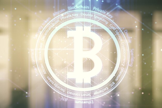 Virtueel bitcoin-hologram op lege bedrijfsbureauachtergrond multiexposure