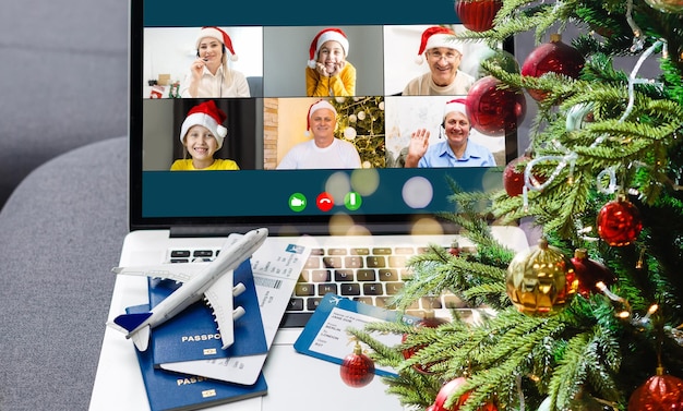 Virtueel kerstvergaderen team telewerken. Familie video-oproep conferentie op afstand Computer webcam schermweergave. Diverse portretfoto's ontmoeten elkaar vanuit hun thuiskantoor. Online happy hour-feestje.