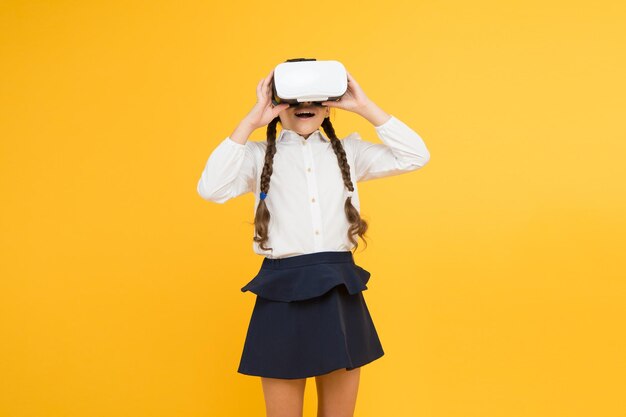 Virtueel onderwijs Inzichten in immersieve virtual reality in echte klaslokalen Veranderende digitale ervaringen manier waarop we leren en creëren Digitale virtuele toekomst en innovatie Klein kind in VR-headset