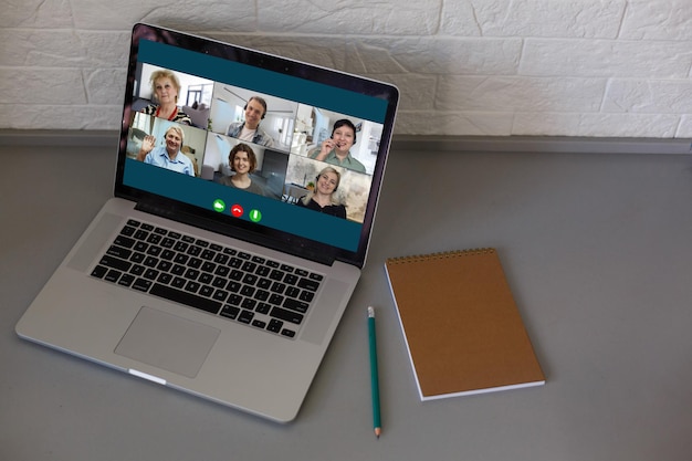 Virtueel online vergaderen. Videoconferentie via laptop. Online zakelijke bijeenkomst. Op het laptopscherm mensen die samenkwamen in een videoconferentie om online te werken.