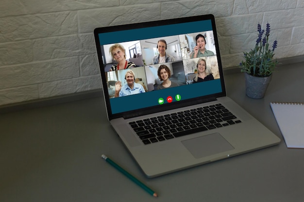 Virtueel online vergaderen. Videoconferentie via laptop. Online zakelijke bijeenkomst. Op het laptopscherm mensen die samenkwamen in een videoconferentie om online te werken.