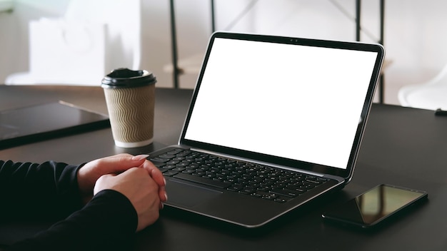 Virtuele conferentie vrouw laptop handen