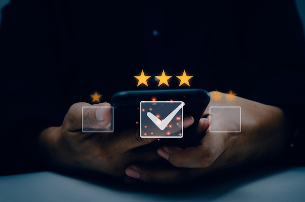 Virtuele feedback klanttevredenheidsniveaus met mobiel systeem Klantbeoordeling serviceevaluatieconcept Man met mobiele telefoon op houten bureau